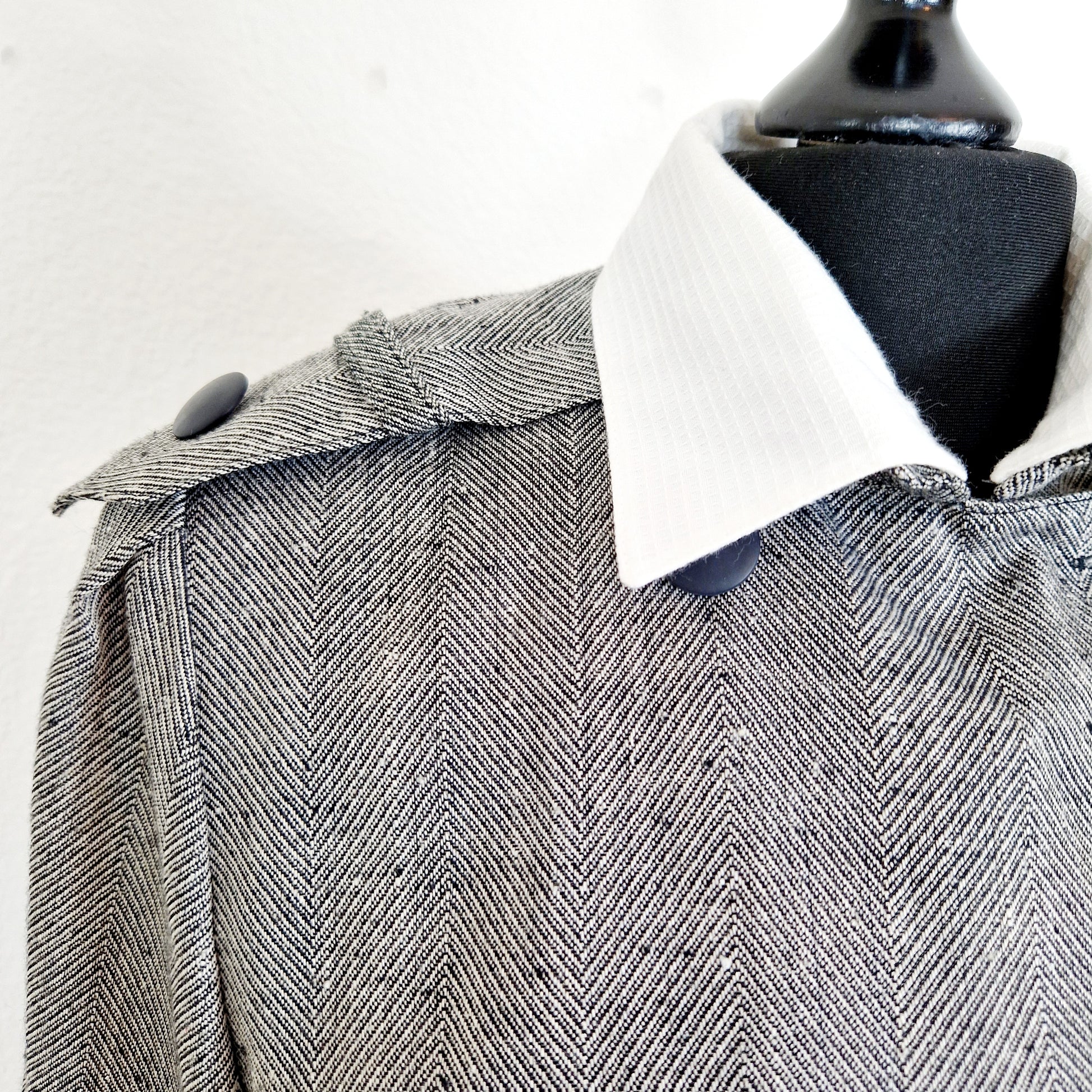 Einzigartiges und nachhaltiges Vintage Kleid in grau mit Gürtel. Unique and sustainable vintage dress in grey with belt. Close-up.