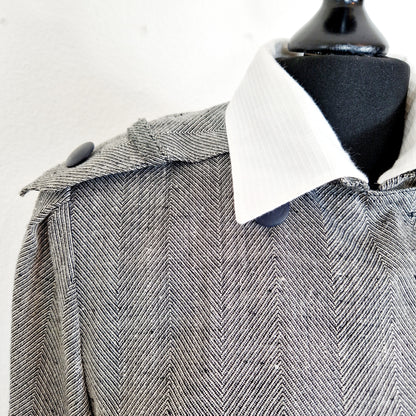 Einzigartiges und nachhaltiges Vintage Kleid in grau mit Gürtel. Unique and sustainable vintage dress in grey with belt. Close-up.