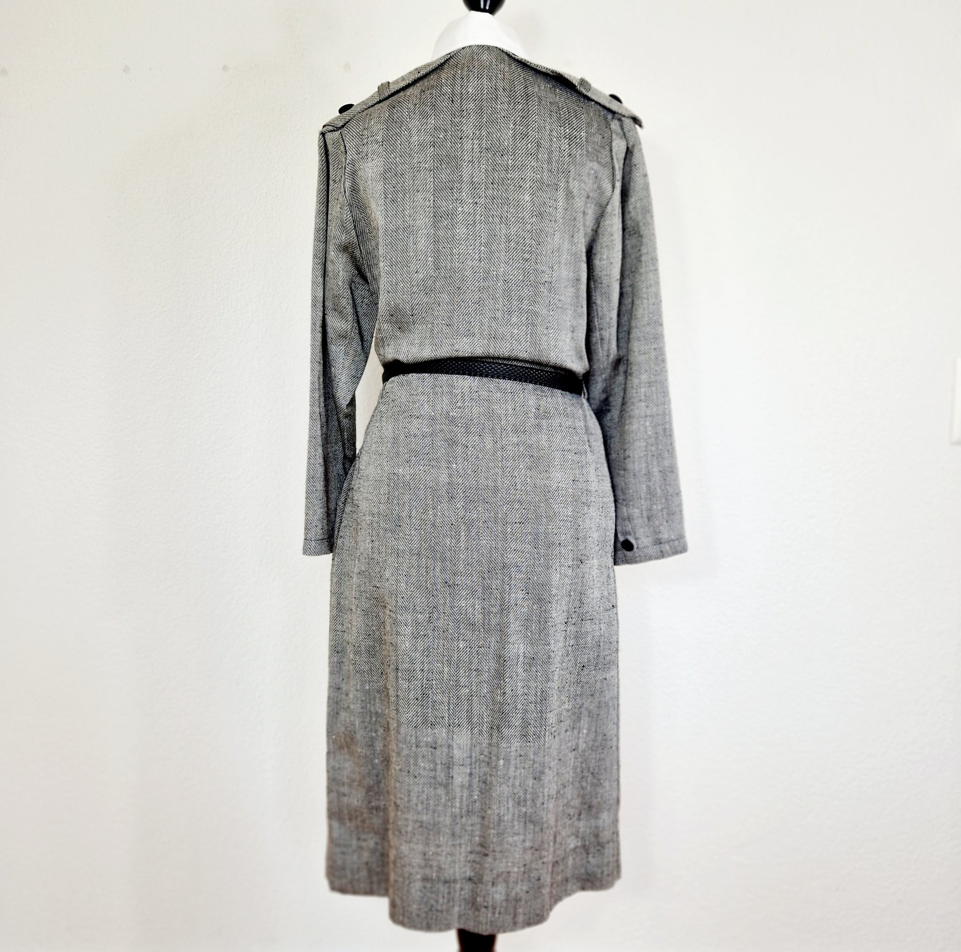 Einzigartiges und nachhaltiges Vintage Kleid in grau mit Gürtel. Unique and sustainable vintage dress in grey with belt. Back.
