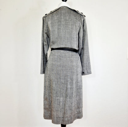 Einzigartiges und nachhaltiges Vintage Kleid in grau mit Gürtel. Unique and sustainable vintage dress in grey with belt. Back.