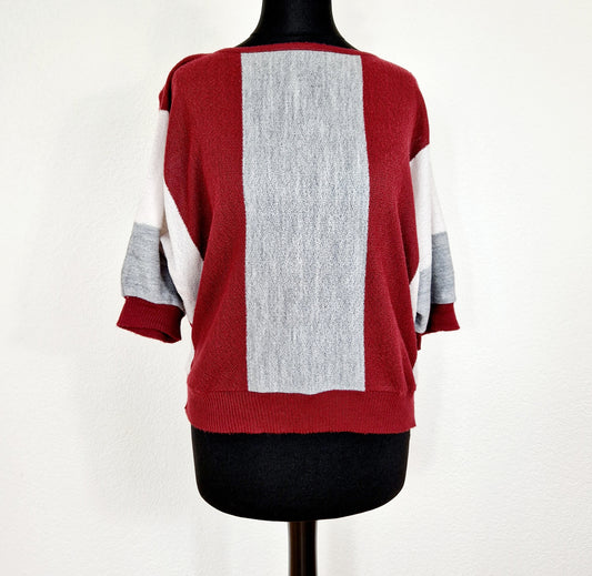 Einzigartiges und nachhaltiges Vintage T-Shirt in bordeaux-grau-weiss mit Streifen. Unique and sustainable vintage t-shirt in bordeaux-grey-white with stripes. Front.