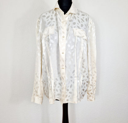 Einzigartige und nachhaltige Vintage Bluse in eierschale mit Perlen. Unique and sustainable vintage blouse in off-white with pearls. Front. 