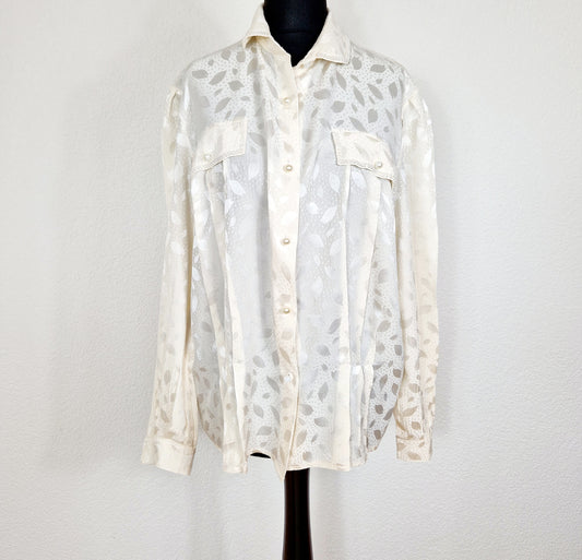 Einzigartige und nachhaltige Vintage Bluse in eierschale mit Perlen. Unique and sustainable vintage blouse in off-white with pearls. Front. 