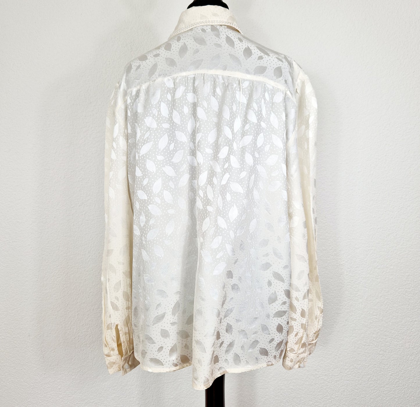 Einzigartige und nachhaltige Vintage Bluse in eierschale mit Perlen. Unique and sustainable vintage blouse in off-white with pearls. Back.
