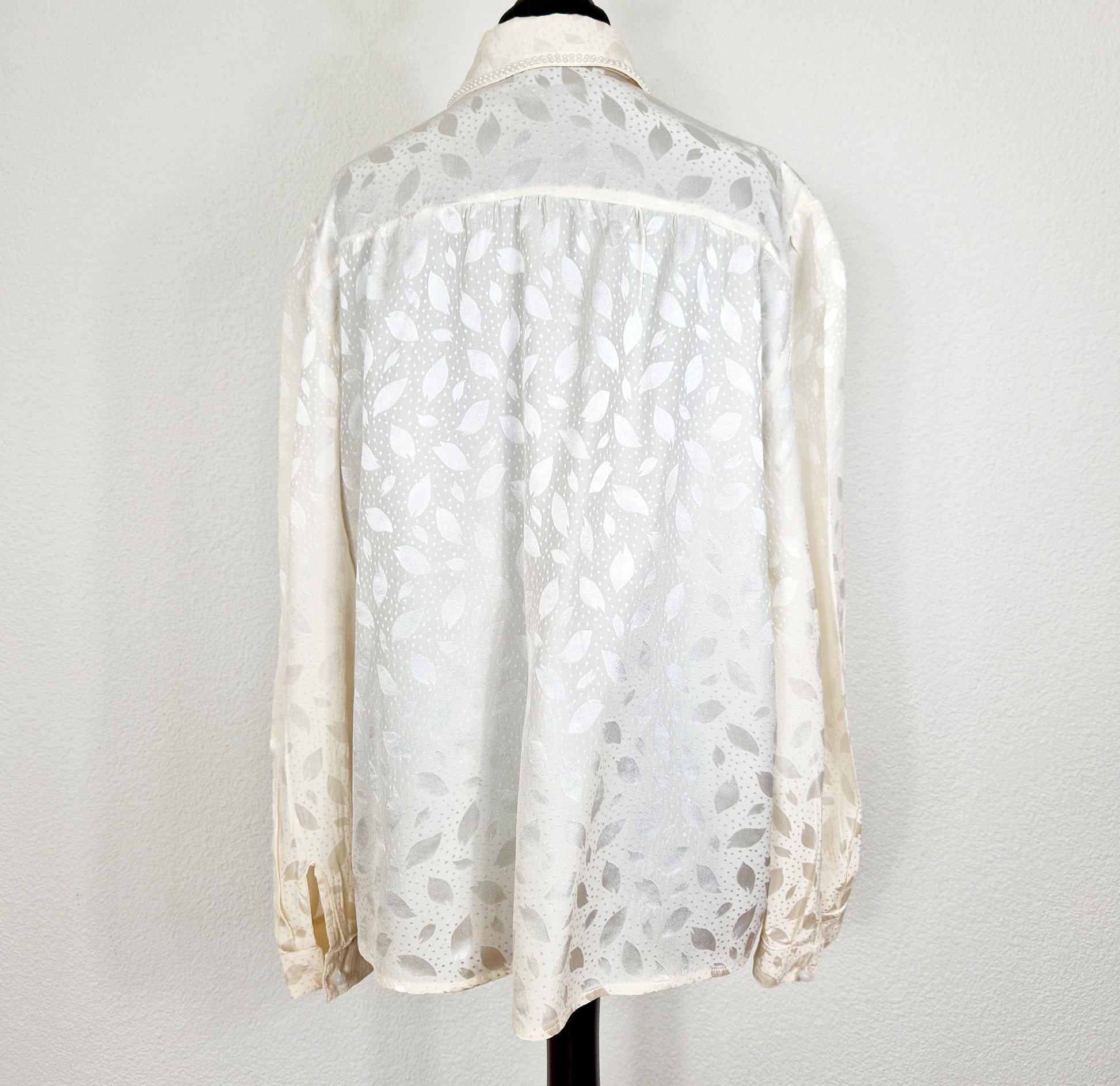Einzigartige und nachhaltige Vintage Bluse in eierschale mit Perlen. Unique and sustainable vintage blouse in off-white with pearls. Back.