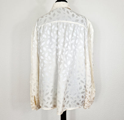 Einzigartige und nachhaltige Vintage Bluse in eierschale mit Perlen. Unique and sustainable vintage blouse in off-white with pearls. Back.