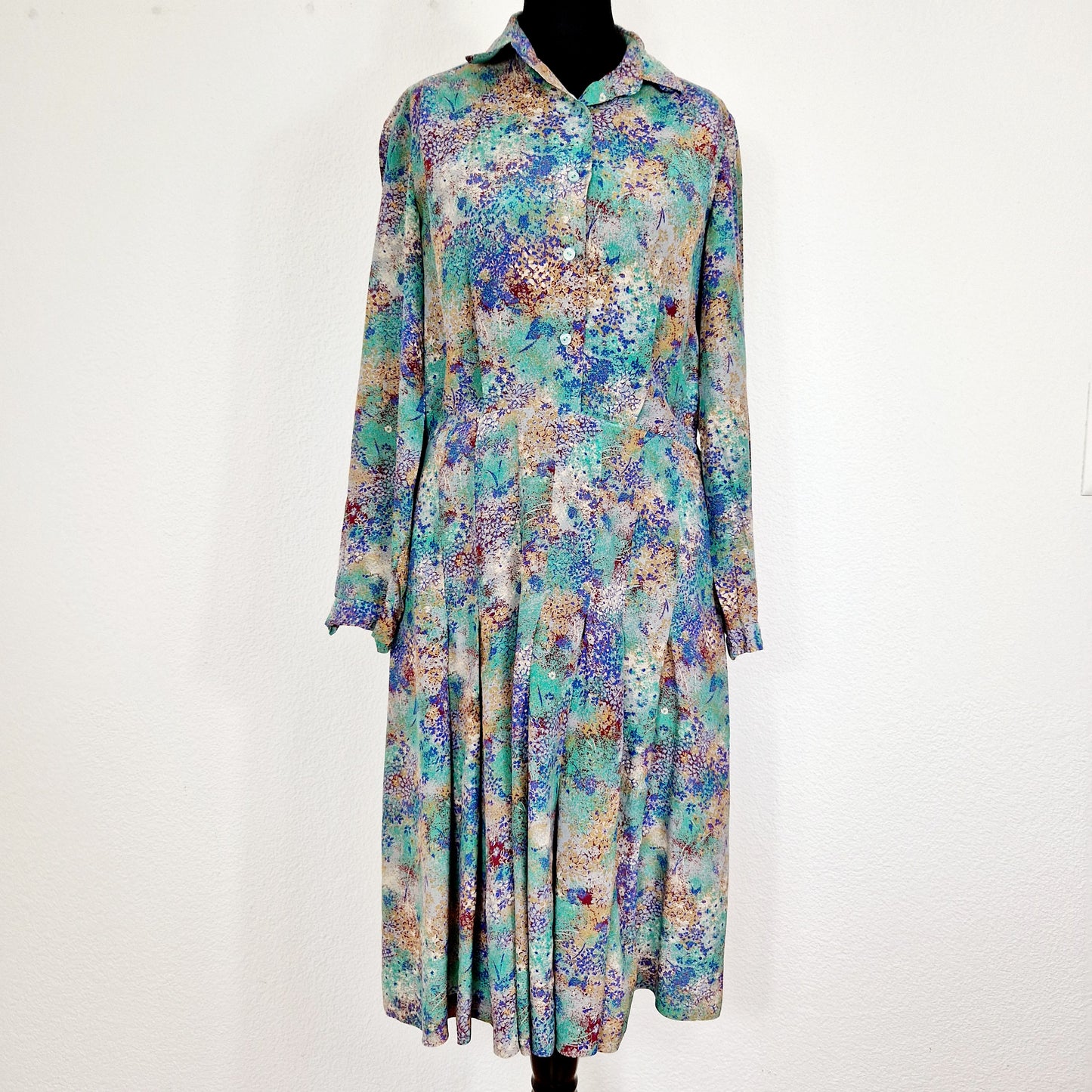Einzigartiges und nachhaltiges Vintage Kleid in grün-blau-beige mit Blumen/Blättern. Unique and sustainable vintage dress in green-blue-beige with flowers/leaves. Front.