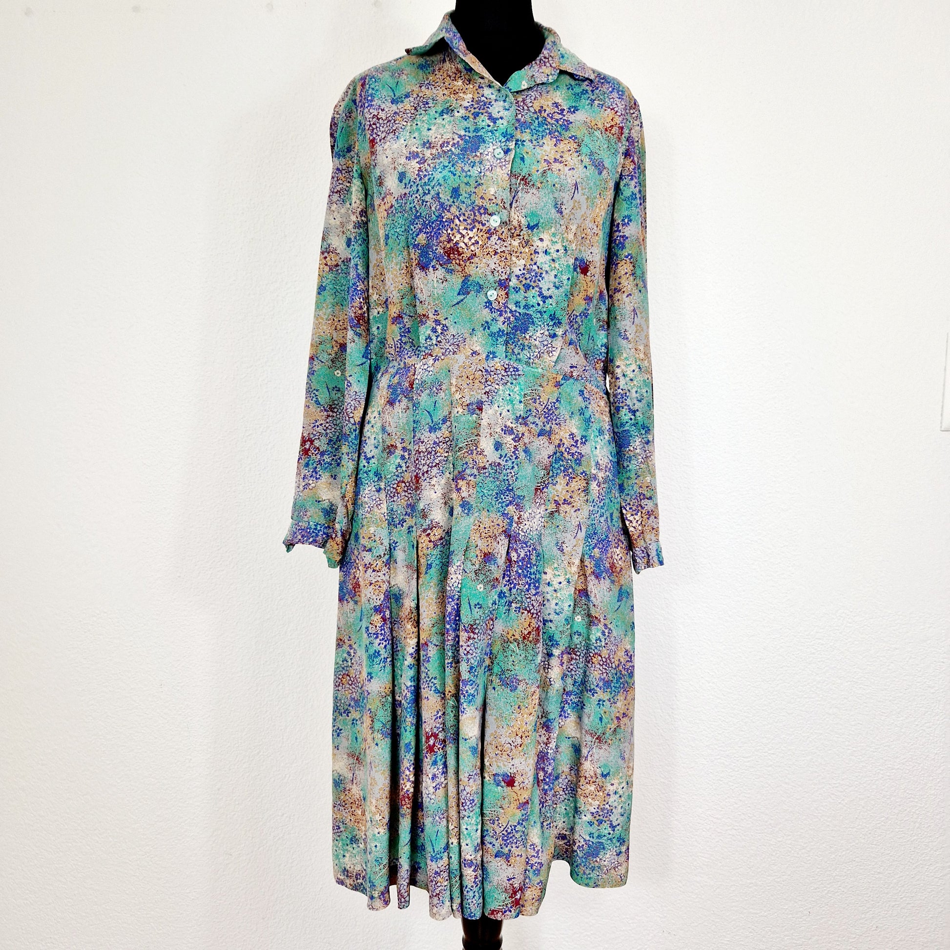 Einzigartiges und nachhaltiges Vintage Kleid in grün-blau-beige mit Blumen/Blättern. Unique and sustainable vintage dress in green-blue-beige with flowers/leaves. Front.