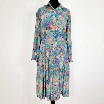 Einzigartiges und nachhaltiges Vintage Kleid in grün-blau-beige mit Blumen/Blättern. Unique and sustainable vintage dress in green-blue-beige with flowers/leaves. Front.