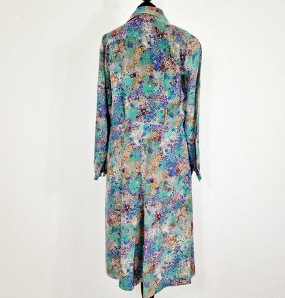 Einzigartiges und nachhaltiges Vintage Kleid in grün-blau-beige mit Blumen/Blättern. Unique and sustainable vintage dress in green-blue-beige with flowers/leaves. Back.