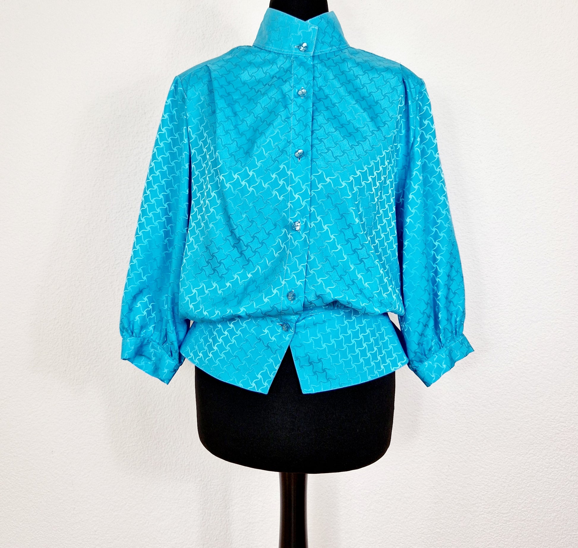 Einzigartige und nachhaltige Vintage Bluse in türkis. Unique and sustainable vintage blouse in turquoise. Front.