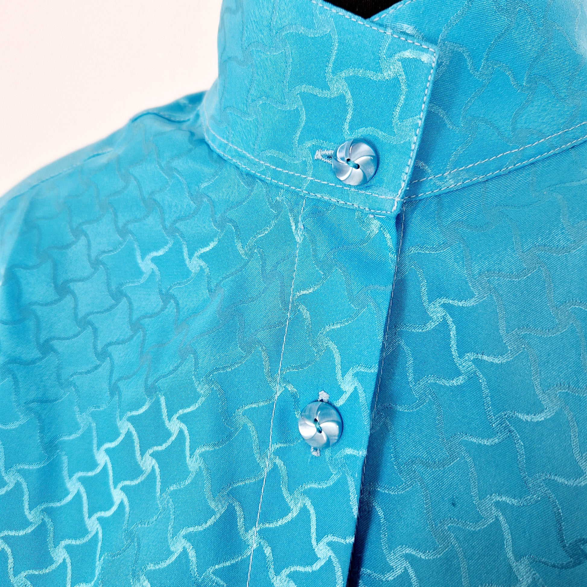 Einzigartige und nachhaltige Vintage Bluse in türkis. Unique and sustainable vintage blouse in turquoise. Close-up.
