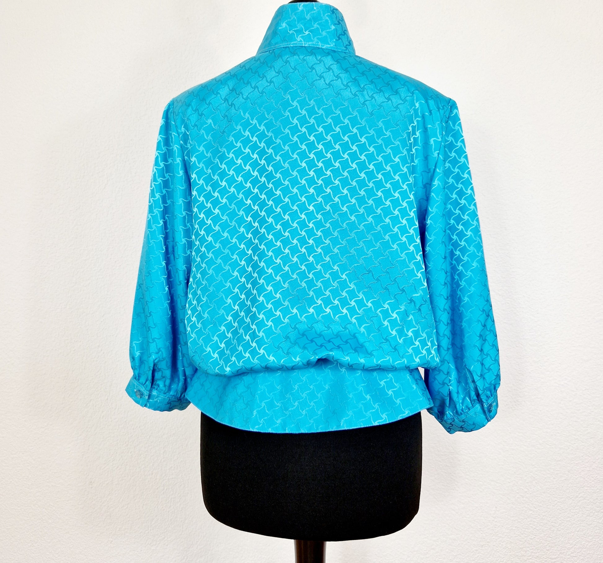 Einzigartige und nachhaltige Vintage Bluse in türkis. Unique and sustainable vintage blouse in turquoise. Back.
