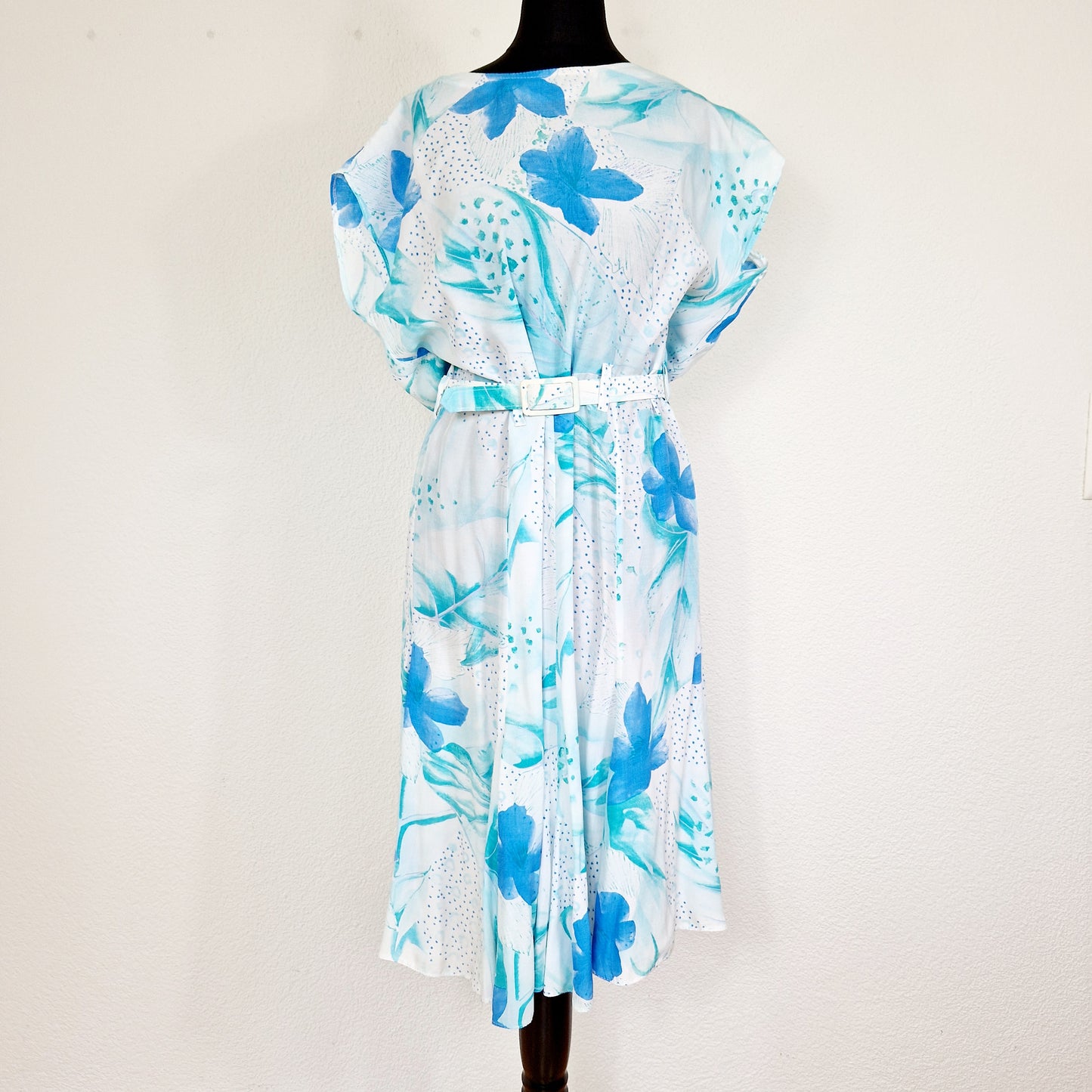 Einzigartiges und nachhaltiges Vintage Kleid in weiss mit türkisen Blumen. Unique and sustainable vintage dress in white with flowers in turquoise. Front.