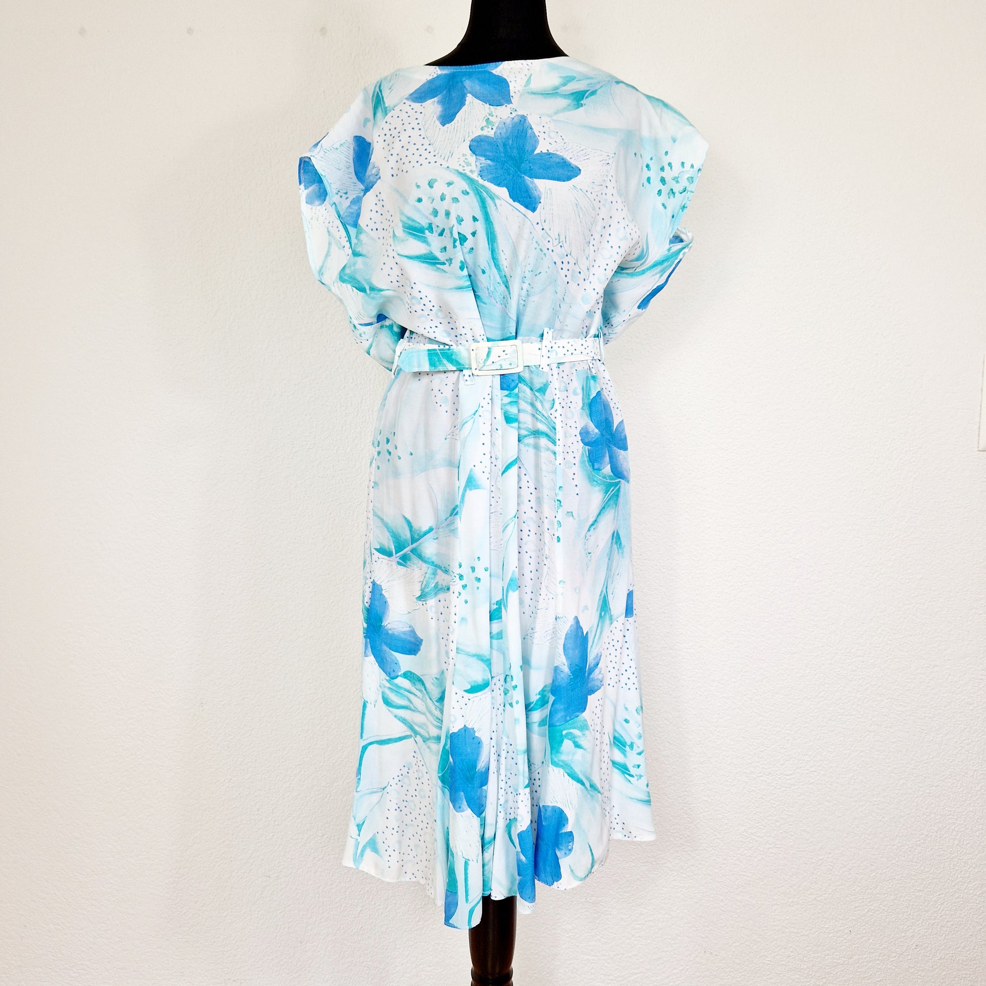 Einzigartiges und nachhaltiges Vintage Kleid in weiss mit türkisen Blumen. Unique and sustainable vintage dress in white with flowers in turquoise. Front.