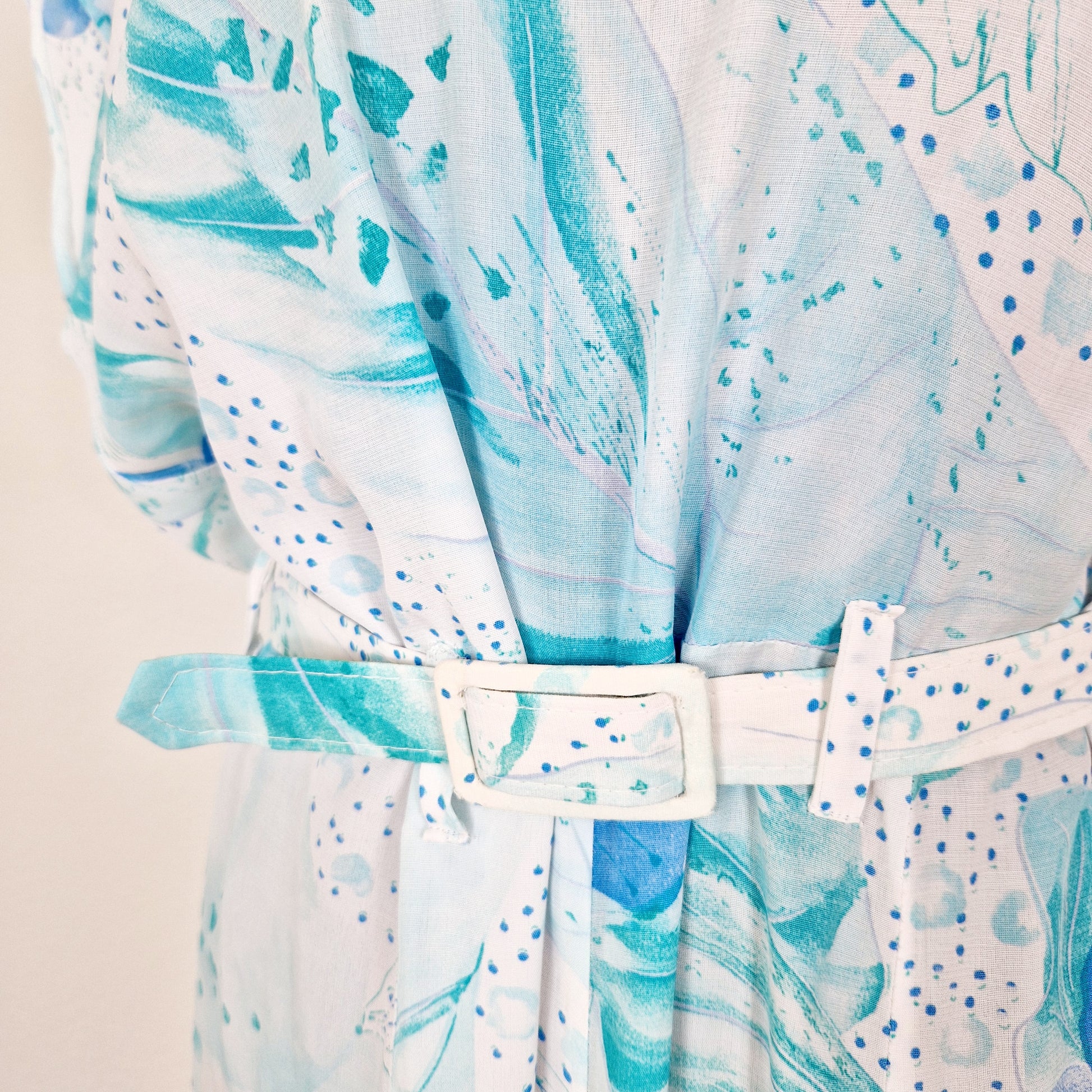 Einzigartiges und nachhaltiges Vintage Kleid in weiss mit türkisen Blumen. Unique and sustainable vintage dress in white with flowers in turquoise. Belt.