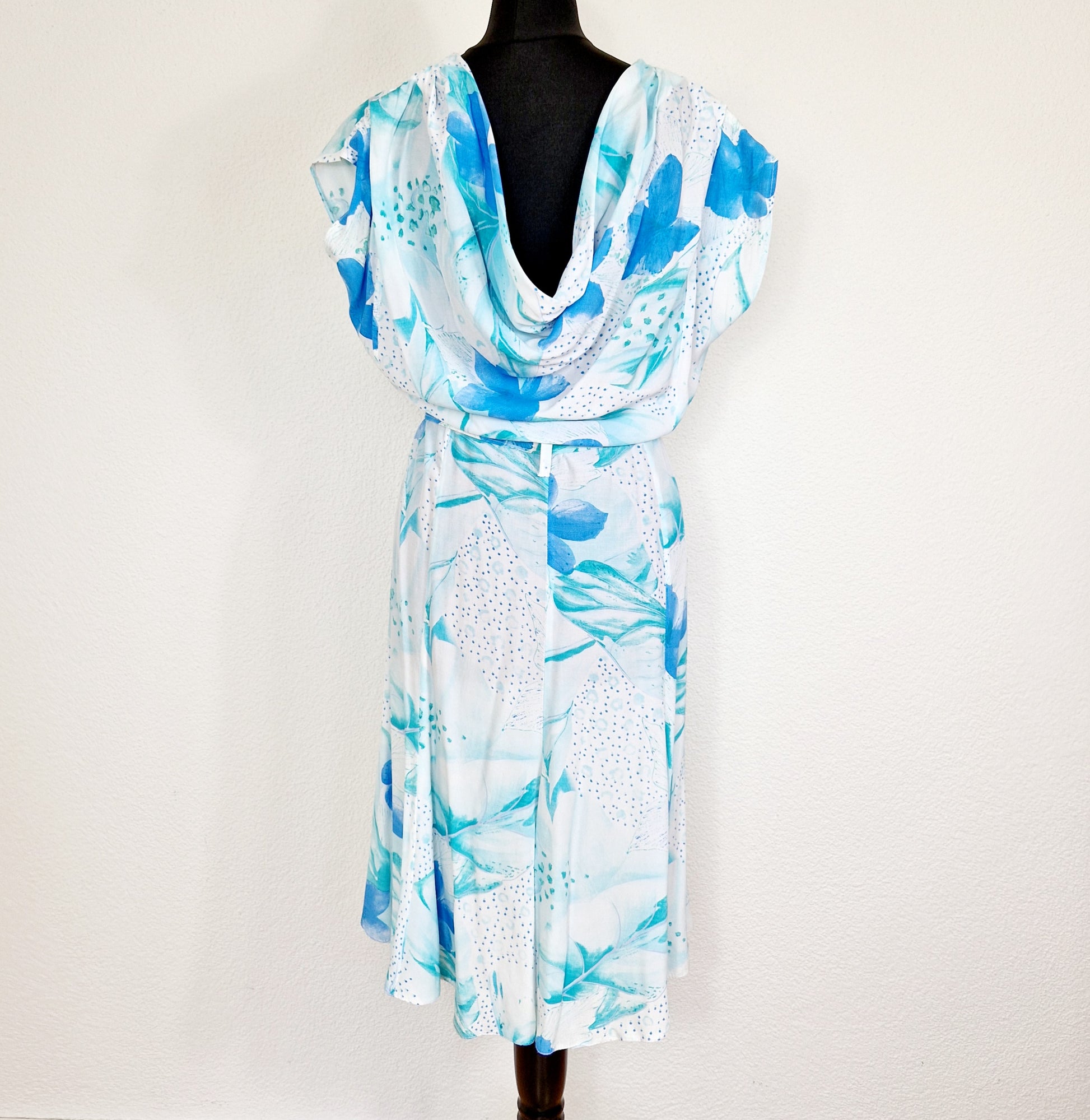 Einzigartiges und nachhaltiges Vintage Kleid in weiss mit türkisen Blumen. Unique and sustainable vintage dress in white with flowers in turquoise. Back.