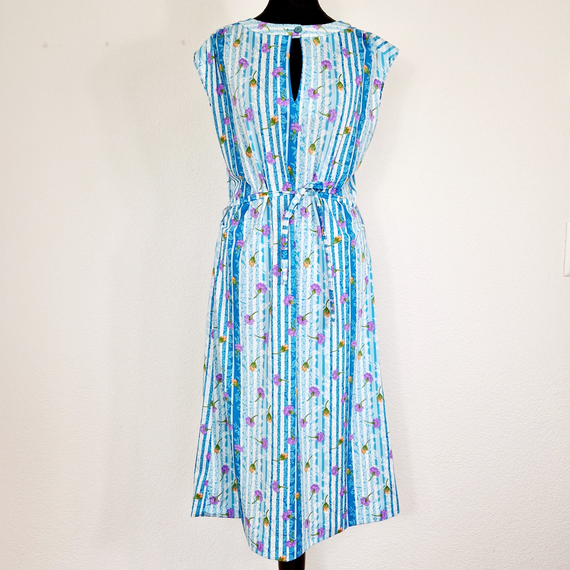 Einzigartiges und nachhaltiges Vintage Kleid in blau mit Streifen. Unique and sustainable vintage dress in blue with stripes. Front.