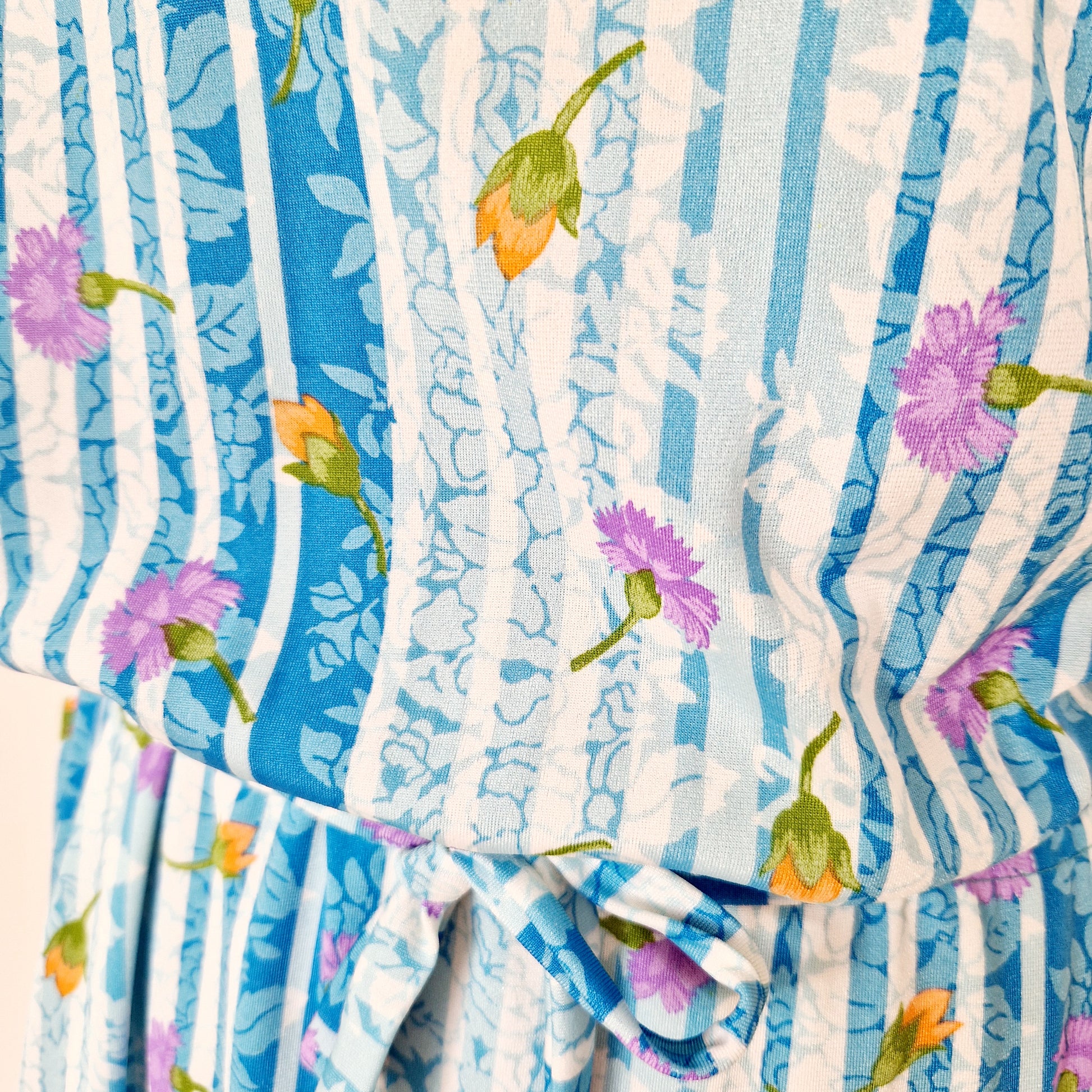 Einzigartiges und nachhaltiges Vintage Kleid in blau mit Streifen. Unique and sustainable vintage dress in blue with stripes. Close-up.