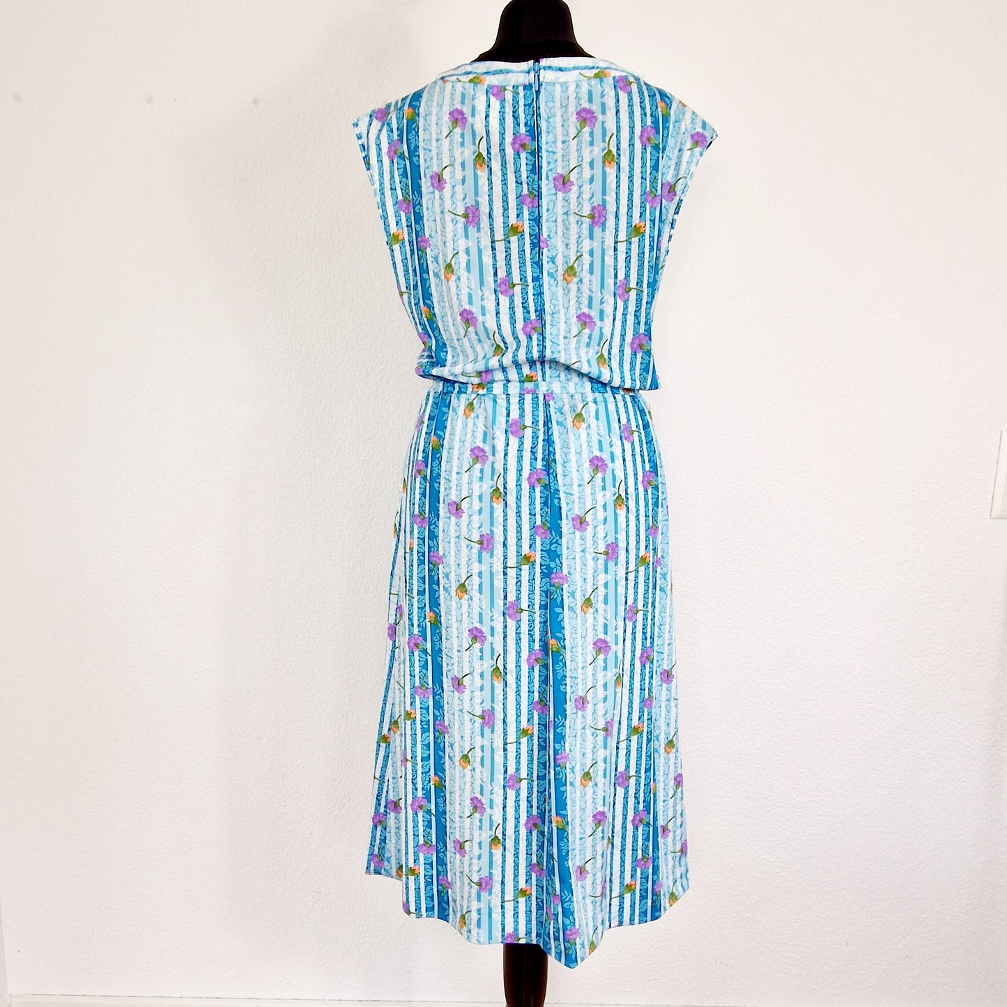 Einzigartiges und nachhaltiges Vintage Kleid in blau mit Streifen. Unique and sustainable vintage dress in blue with stripes. Back.
