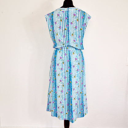 Einzigartiges und nachhaltiges Vintage Kleid in blau mit Streifen. Unique and sustainable vintage dress in blue with stripes. Back.