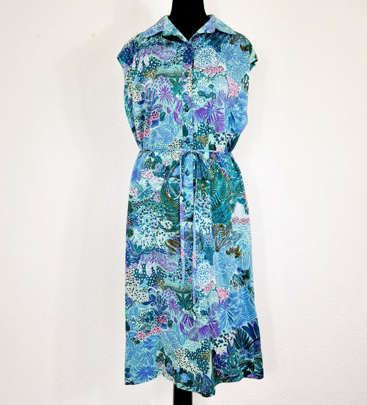 Einzigartiges und nachhaltiges Vintage Kleid in grün-pink-violett mit Blumen. Unique and sustainable vintage dress in green-pink-purple with flowers. Front.