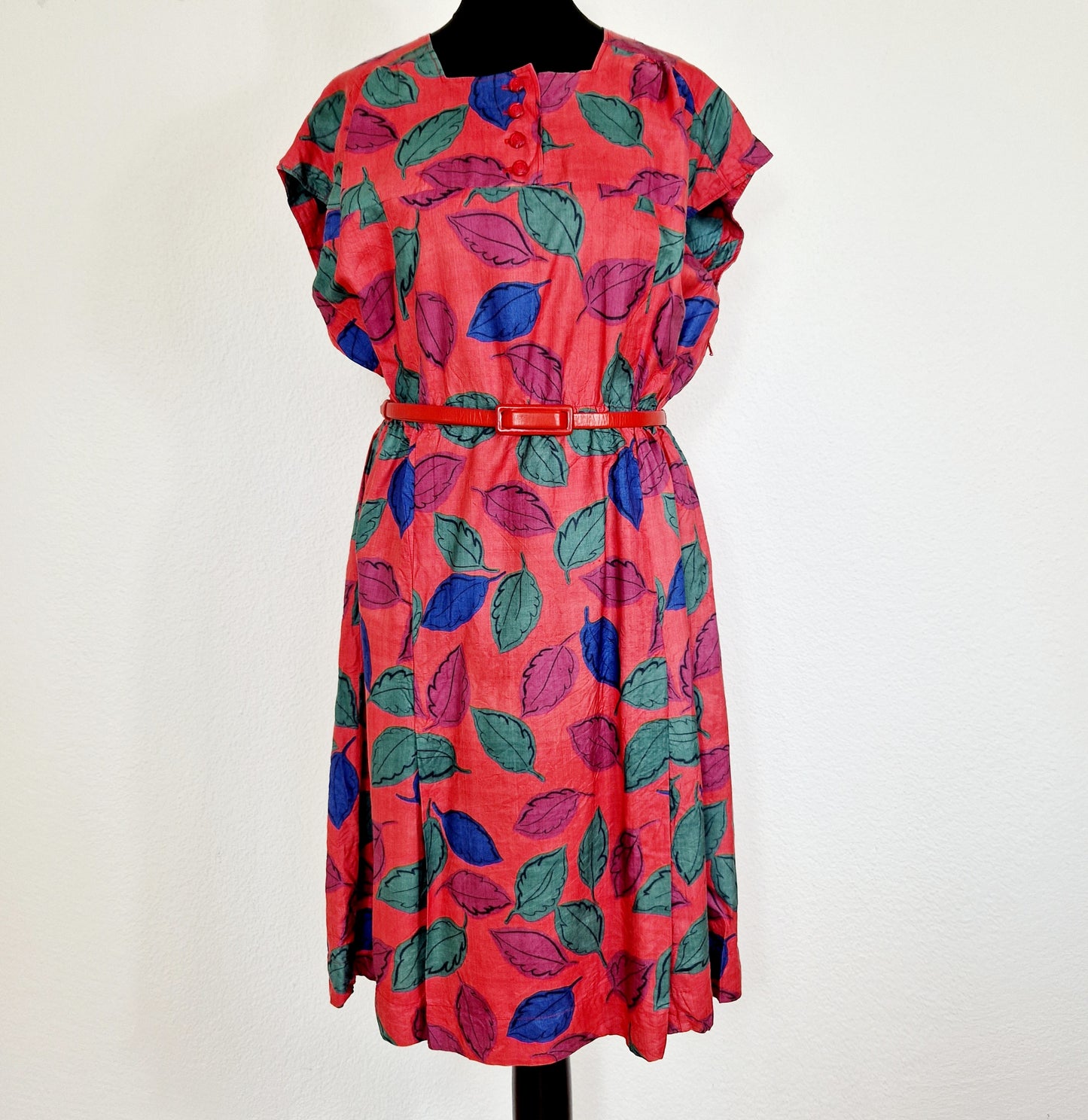 Einzigartiges und nachhaltiges Vintage Kleid in rot mit Blättern. Unique and sustainable vintage dress in red with leaves. Front.