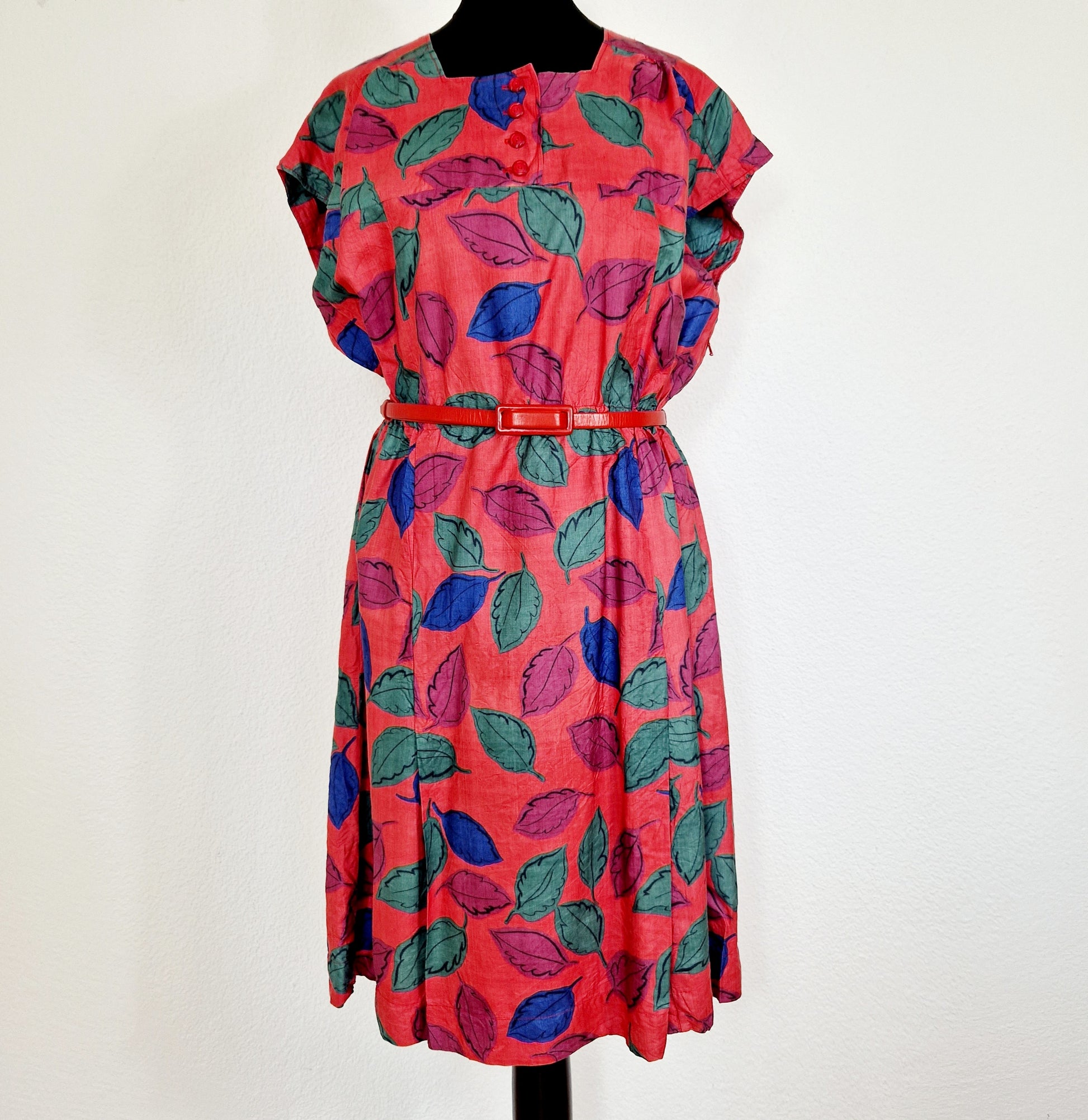 Einzigartiges und nachhaltiges Vintage Kleid in rot mit Blättern. Unique and sustainable vintage dress in red with leaves. Front.