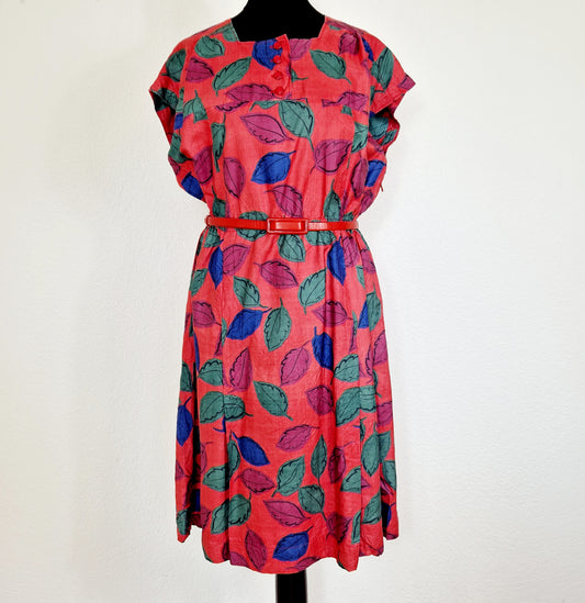 Einzigartiges und nachhaltiges Vintage Kleid in rot mit Blättern. Unique and sustainable vintage dress in red with leaves. Front.