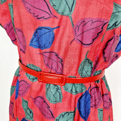 Einzigartiges und nachhaltiges Vintage Kleid in rot mit Blättern. Unique and sustainable vintage dress in red with leaves. Close-up.