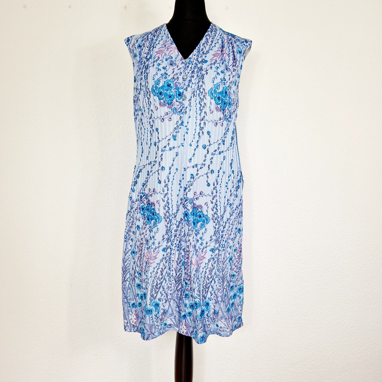 Einzigartiges und nachhaltiges Vintage Kleid in blau mit Blumen. Unique and sustainable vintage dress in blue with flowers.Einzigartiges und nachhaltiges Vintage Kleid in blau mit Blumen. Unique and sustainable vintage dress in blue with flowers. Front.