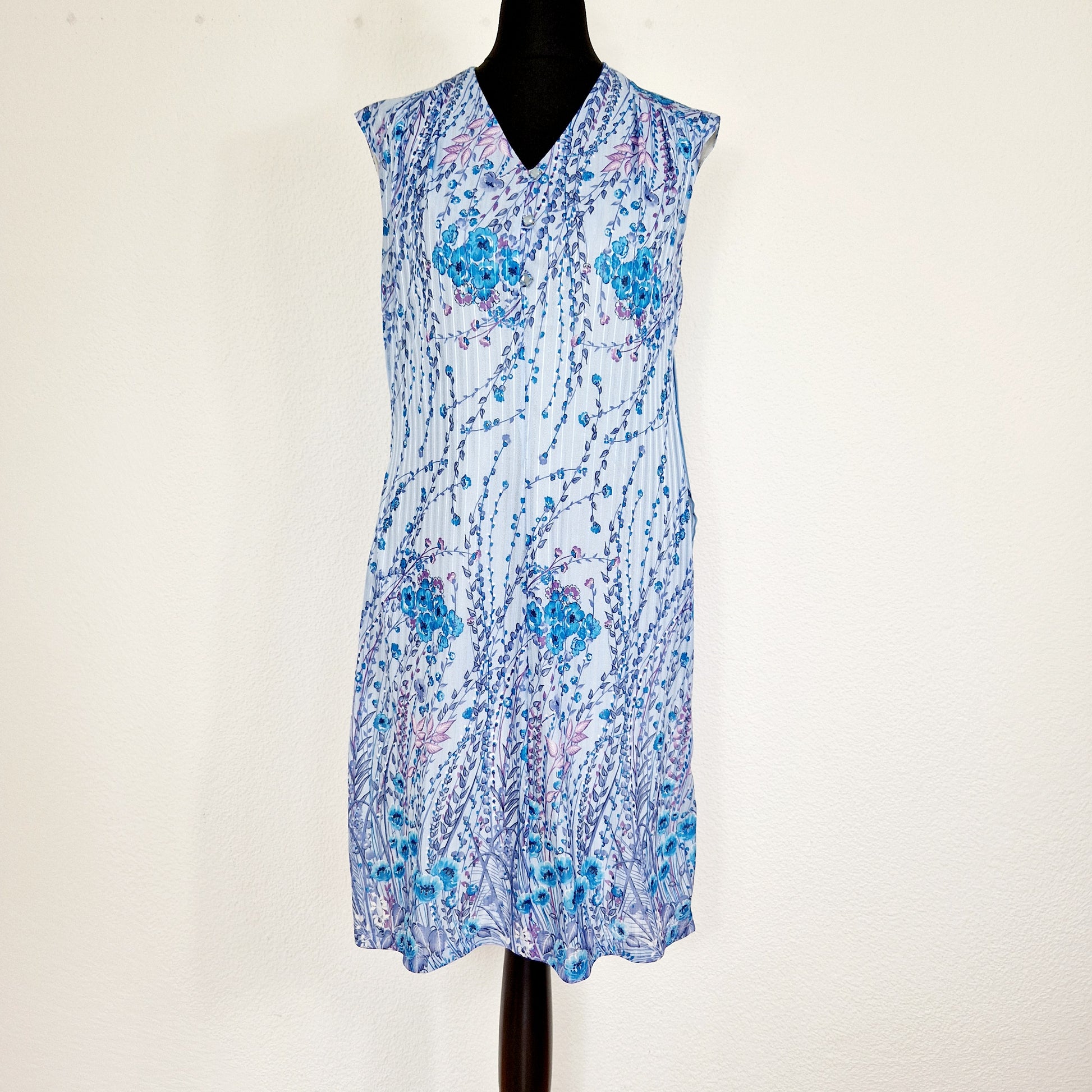 Einzigartiges und nachhaltiges Vintage Kleid in blau mit Blumen. Unique and sustainable vintage dress in blue with flowers.Einzigartiges und nachhaltiges Vintage Kleid in blau mit Blumen. Unique and sustainable vintage dress in blue with flowers. Front.