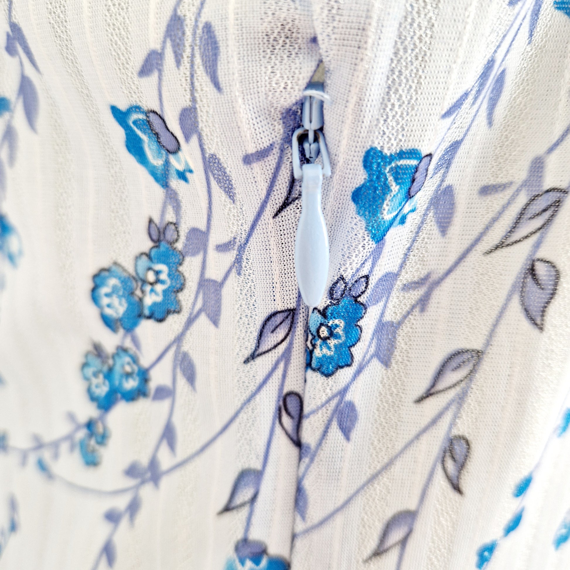 Einzigartiges und nachhaltiges Vintage Kleid in blau mit Blumen. Unique and sustainable vintage dress in blue with flowers. Zipper.