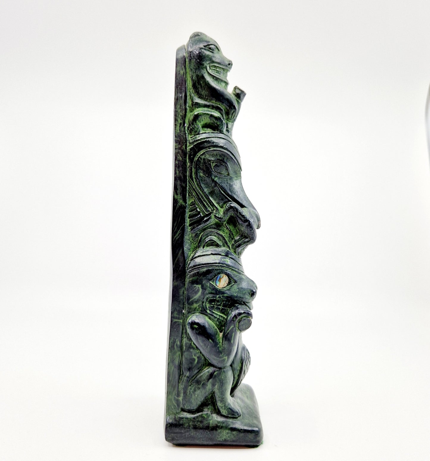 Einzigartiges und nachhaltiges Vintage Totem von Greg Wolf gross. Unique and sustainable vintage totem from greg wolf big. Side.