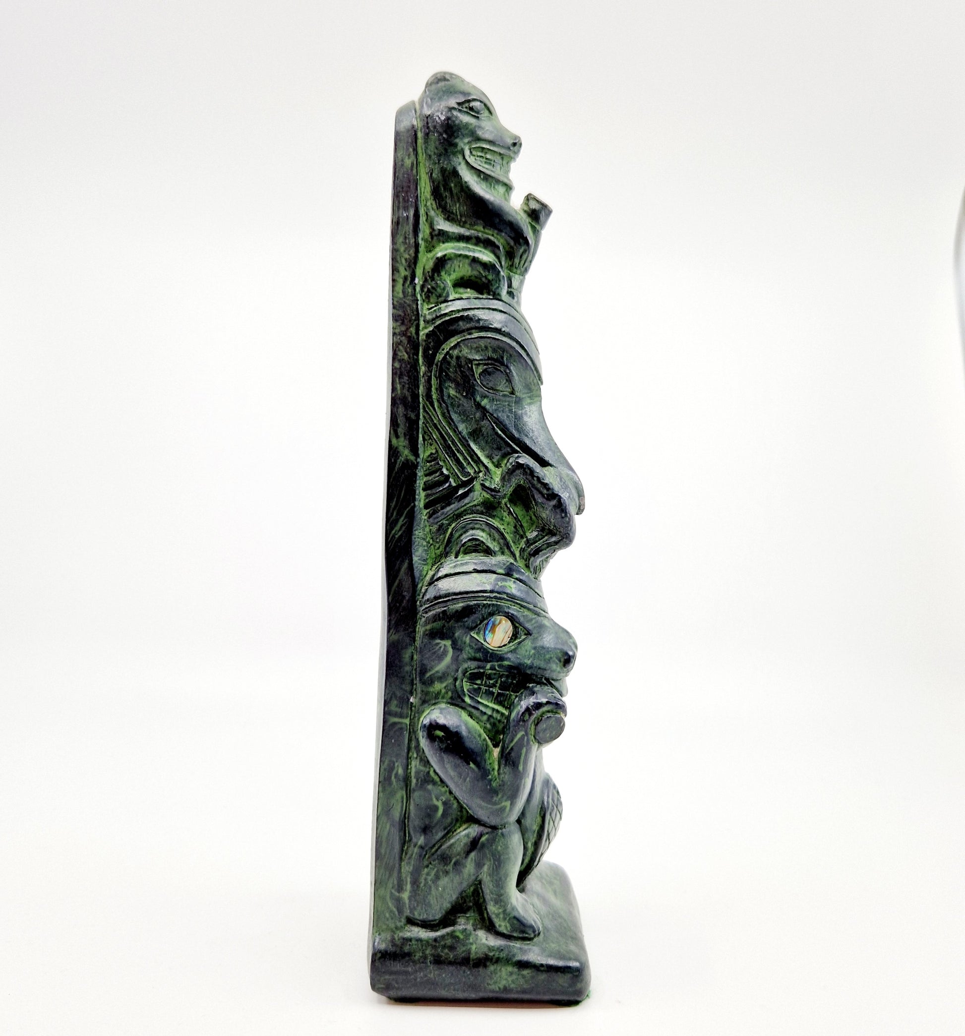 Einzigartiges und nachhaltiges Vintage Totem von Greg Wolf gross. Unique and sustainable vintage totem from greg wolf big. Side.