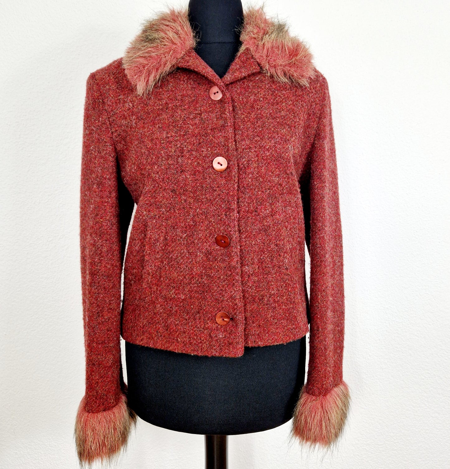 Einzigartiger und nachhaltiger Vintage Blazer in rostrot mit Kunstfell. Unique and sustainable vintage blazer in rusty red with fake fur.