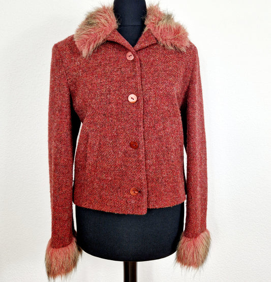 Einzigartiger und nachhaltiger Vintage Blazer in rostrot mit Kunstfell. Unique and sustainable vintage blazer in rusty red with fake fur.