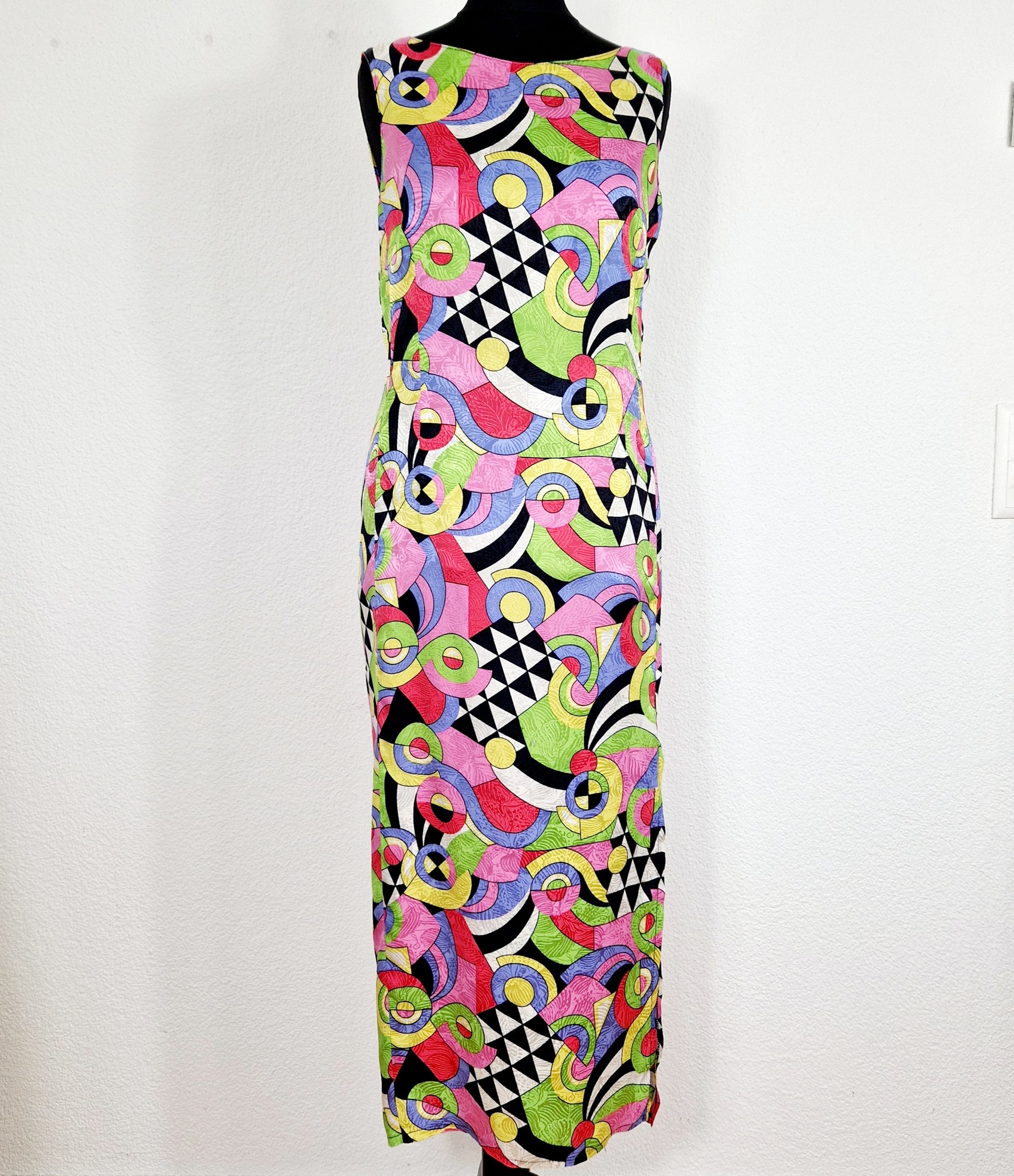 Einzigartiges und nachhaltiges Vintage Kleid in bunt und Seide. Unique and sustainable vintage dress in colorful and silk. Front.