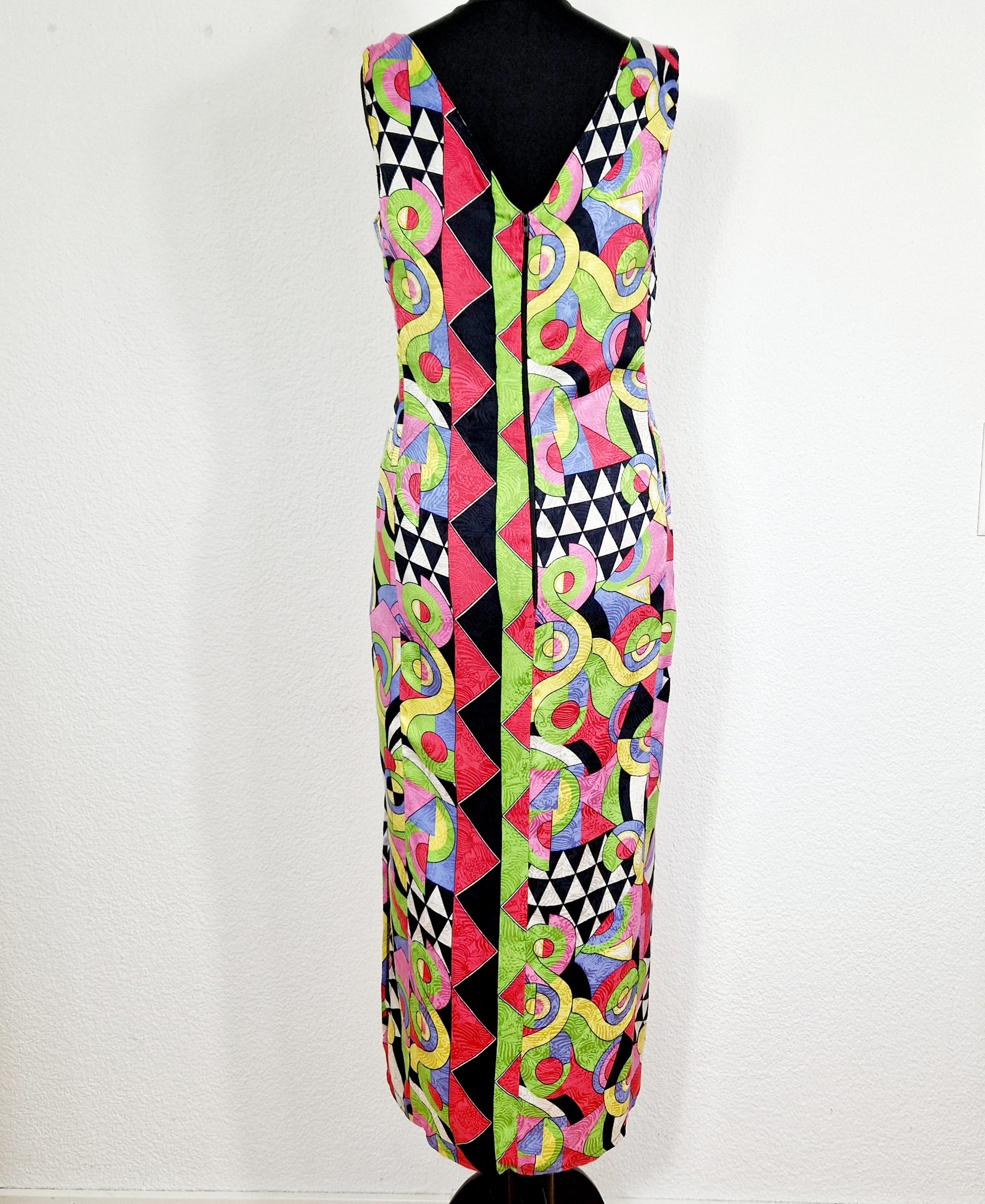 Einzigartiges und nachhaltiges Vintage Kleid in bunt und Seide. Unique and sustainable vintage dress in colorful and silk. Back.