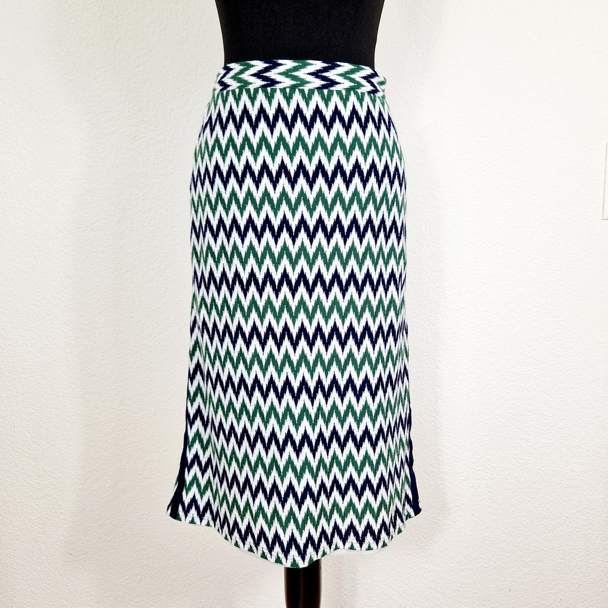 Einzigartiger und nachhaltiger Vintage Rock in weiss-blau-grün mit Zickzack. Unique and sustainable vintage skirt in white-blue-green with zigzag. Front.