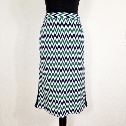 Einzigartiger und nachhaltiger Vintage Rock in weiss-blau-grün mit Zickzack. Unique and sustainable vintage skirt in white-blue-green with zigzag. Front.