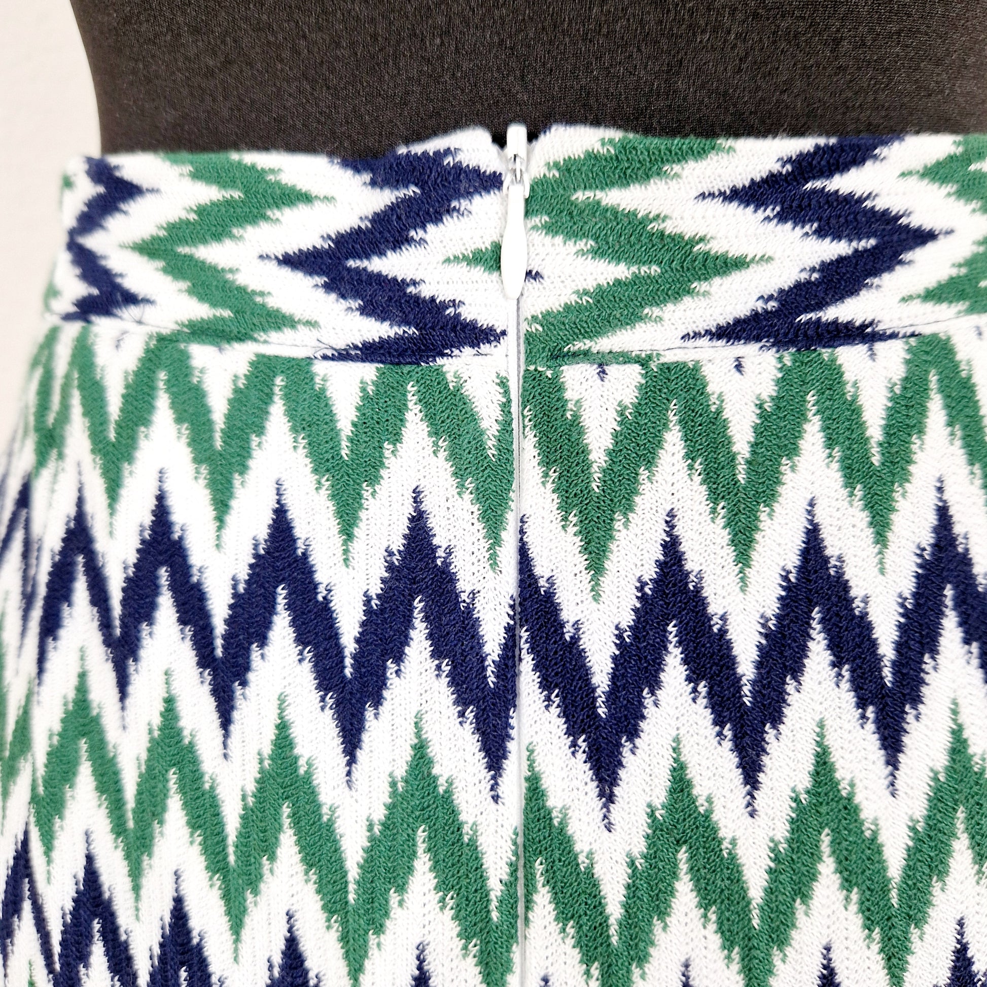 Einzigartiger und nachhaltiger Vintage Rock in weiss-blau-grün mit Zickzack. Unique and sustainable vintage skirt in white-blue-green with zigzag. Zipper.
