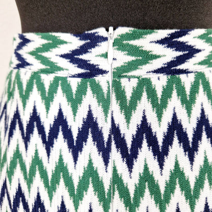 Einzigartiger und nachhaltiger Vintage Rock in weiss-blau-grün mit Zickzack. Unique and sustainable vintage skirt in white-blue-green with zigzag. Zipper.