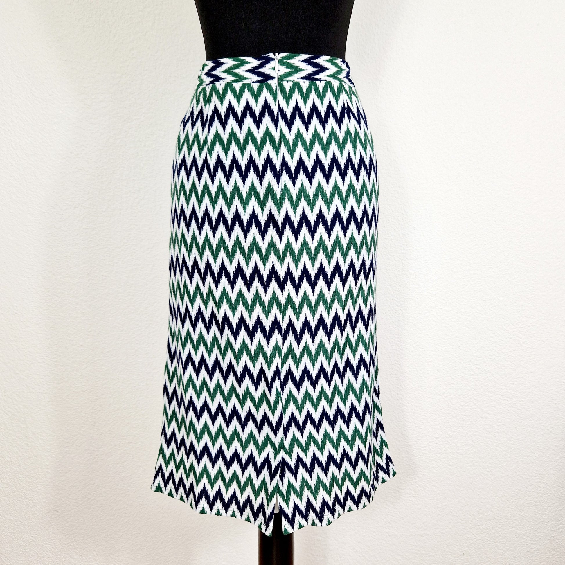 Einzigartiger und nachhaltiger Vintage Rock in weiss-blau-grün mit Zickzack. Unique and sustainable vintage skirt in white-blue-green with zigzag. Back.