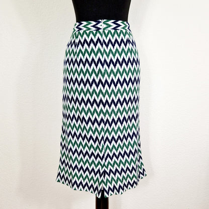 Einzigartiger und nachhaltiger Vintage Rock in weiss-blau-grün mit Zickzack. Unique and sustainable vintage skirt in white-blue-green with zigzag. Back.