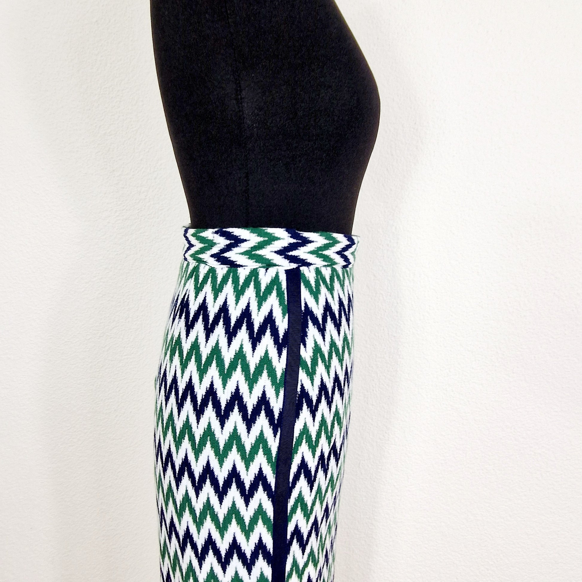 Einzigartiger und nachhaltiger Vintage Rock in weiss-blau-grün mit Zickzack. Unique and sustainable vintage skirt in white-blue-green with zigzag. Side.