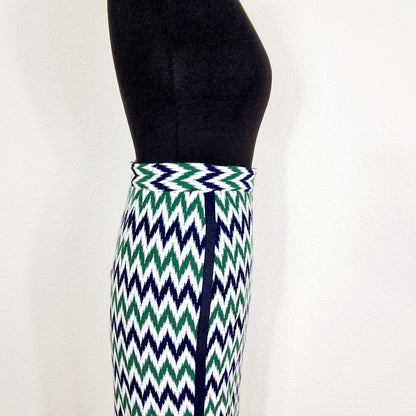 Einzigartiger und nachhaltiger Vintage Rock in weiss-blau-grün mit Zickzack. Unique and sustainable vintage skirt in white-blue-green with zigzag. Side.