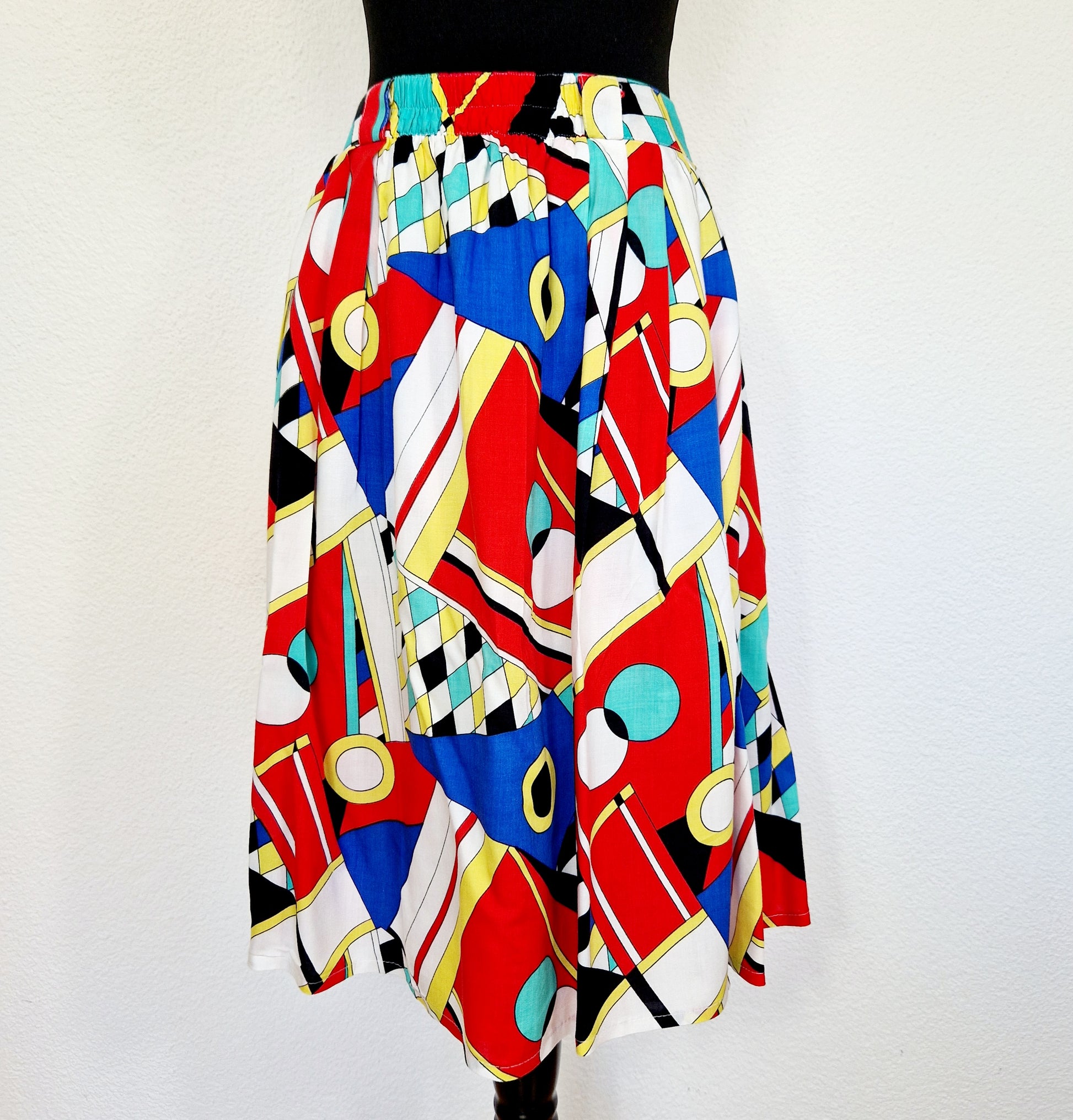 Einzigartiger und nachhaltiger Vintage Rock in weiss-rot-blau. Unique and sustainable vintage skirt in white-red-blue. Front.
