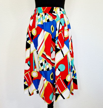 Einzigartiger und nachhaltiger Vintage Rock in weiss-rot-blau. Unique and sustainable vintage skirt in white-red-blue. Front.