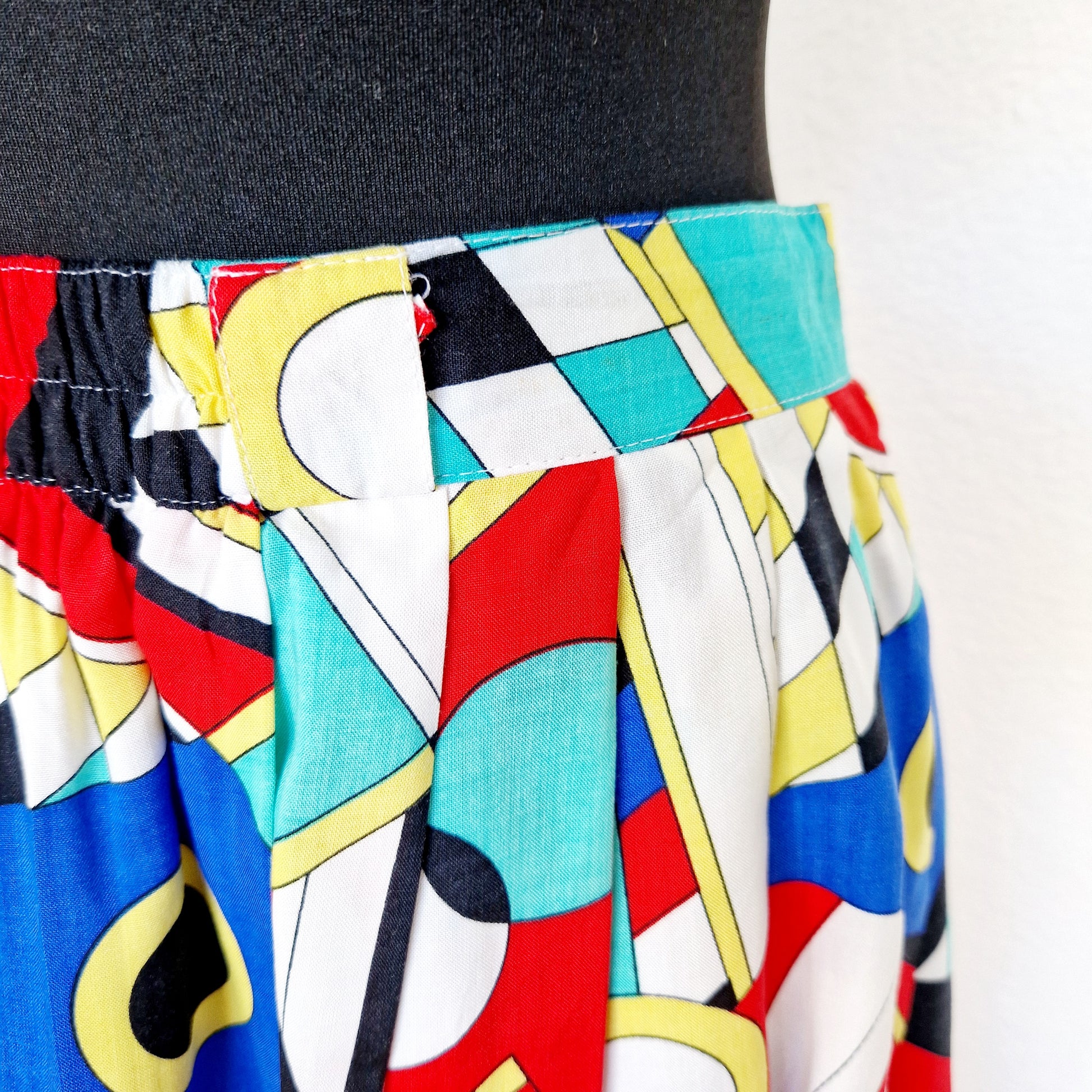 Einzigartiger und nachhaltiger Vintage Rock in weiss-rot-blau. Unique and sustainable vintage skirt in white-red-blue. Close-up.